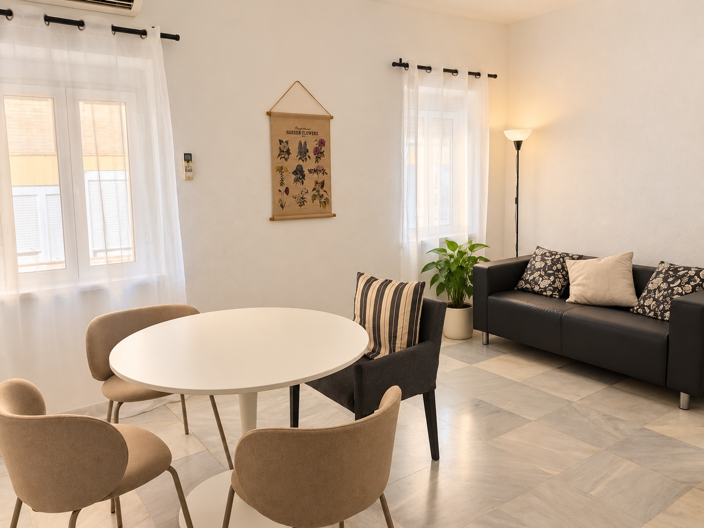 Sala de consulta con mesa redonda, sillones, sofá y decoración cálida